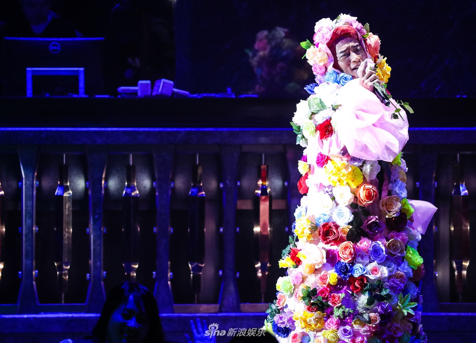 Tài tử Hoàn Châu cách cách bị la ó vì mặc phản cảm trên sân khấu